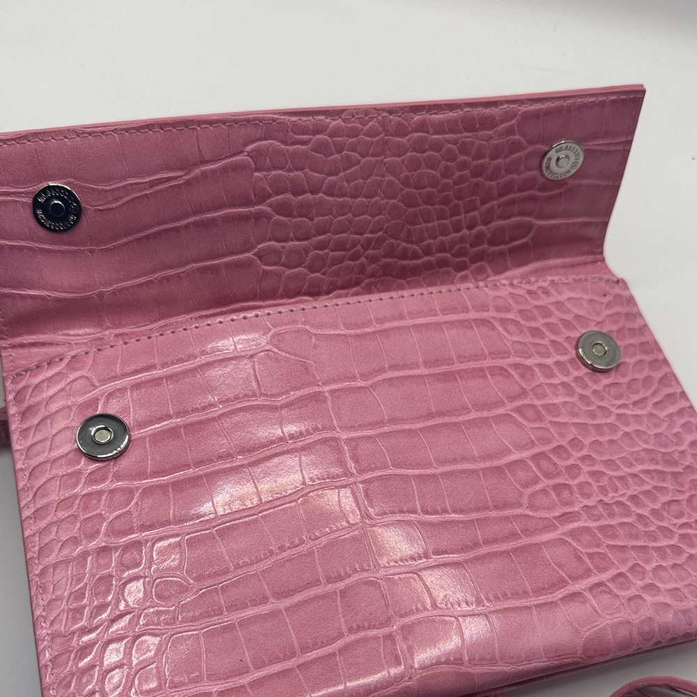 💖 Urban Outfitters Pink Croc-Embossed Crossbody Bag – Trendy & Chic 💖 - Picture 4 of 6